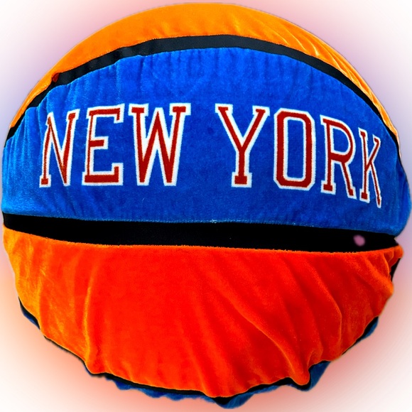 VTG RARE 25” XL NEW YORK KNICKS RUBBER BASKETBALL RODEO FAIR PRIZE ORANGE BLUE - Picture 2 of 8